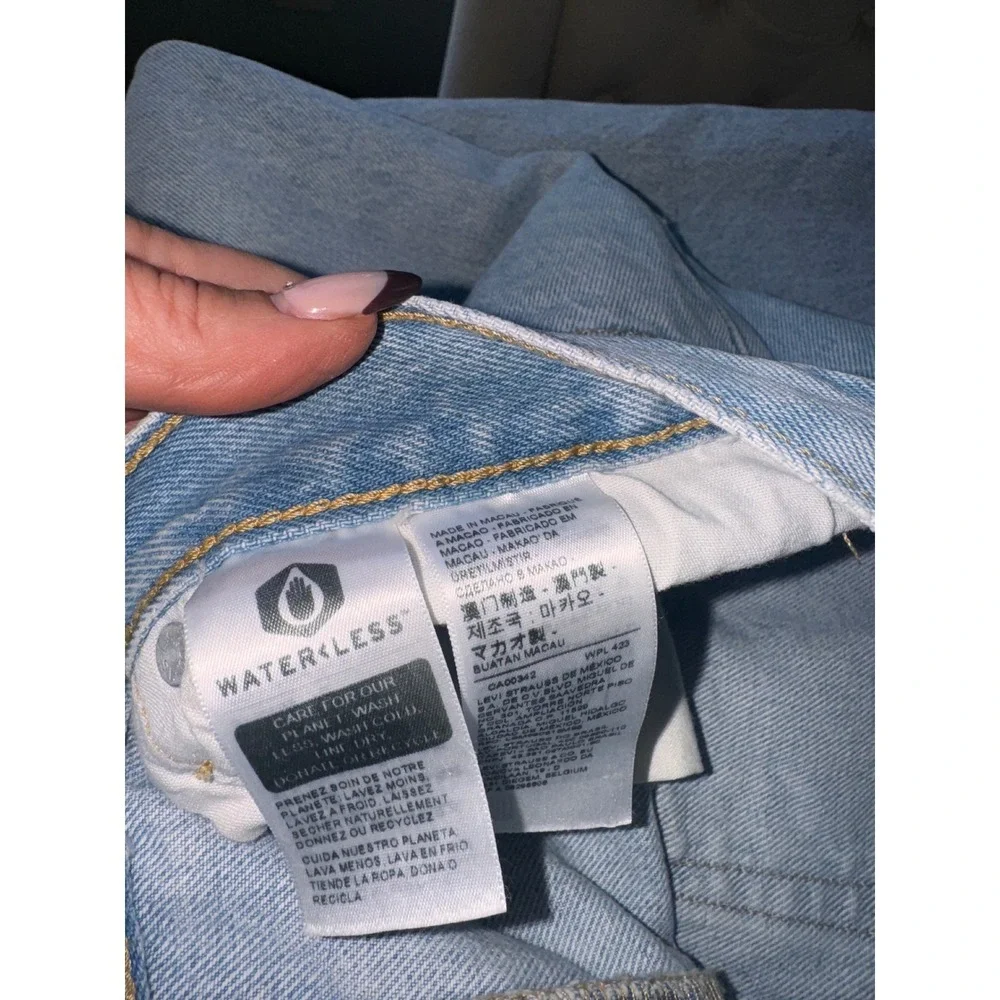 Levi's Premium 501 boyfriend  Fit Light Wash Distressed Denim‎ Jeans Women's - Picture 6 of 10